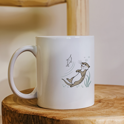Mug décoré d'une loutre enjouée jouant avec un poisson motif marin doodle