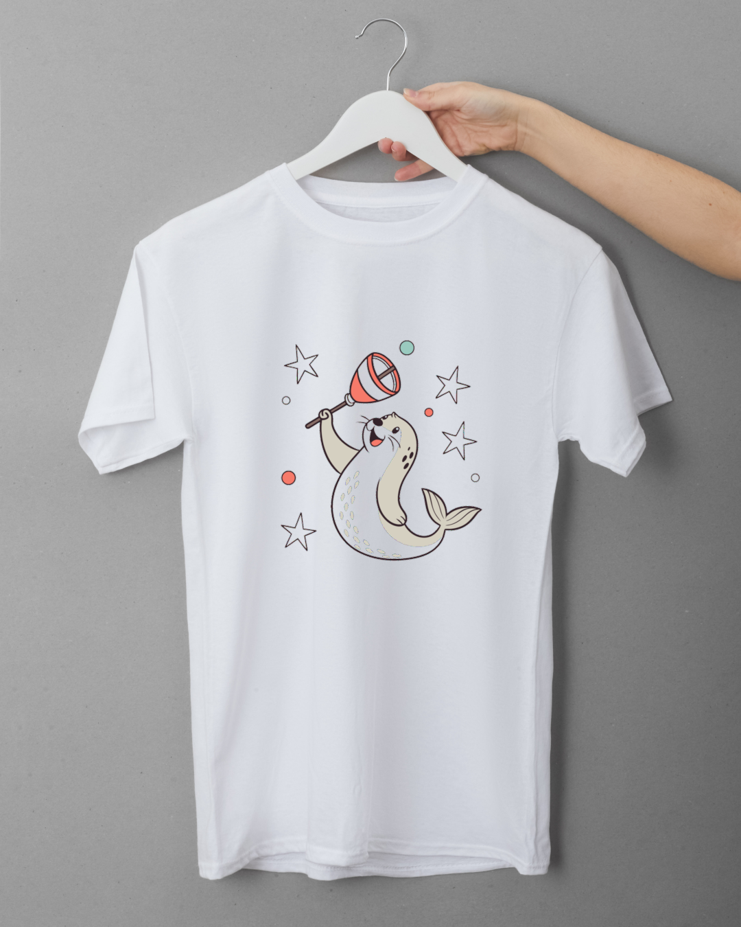 T-shirt décoré avec un phoque joyeux et étoiles festives dans un style cartoon
