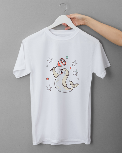 T-shirt décoré avec un phoque joyeux et étoiles festives dans un style cartoon