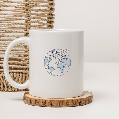 Mug avec avion minimaliste en style vectoriel évoquant le voyage aérien
