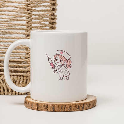 Mug avec infirmière joyeuse et seringue en style cartoon doux sur fond médical