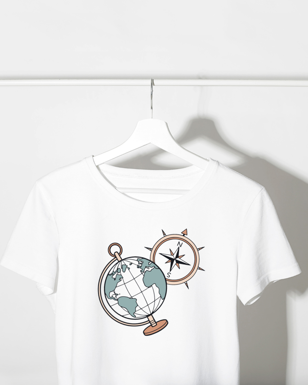 T-shirt avec globe et boussole dessinés, style vectoriel pour une aventure éducative