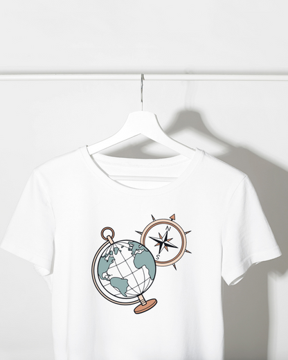 T-shirt avec globe et boussole dessinés, style vectoriel pour une aventure éducative