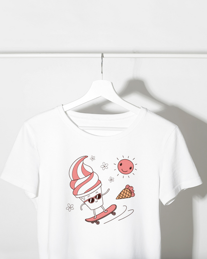 T-shirt avec une glace joyeuse sur skateboard style estival et ludique