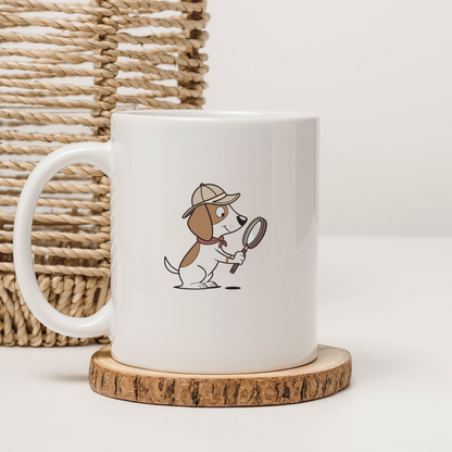 Mug avec un design stylisé de chien détective prêt pour une aventure mystérieuse