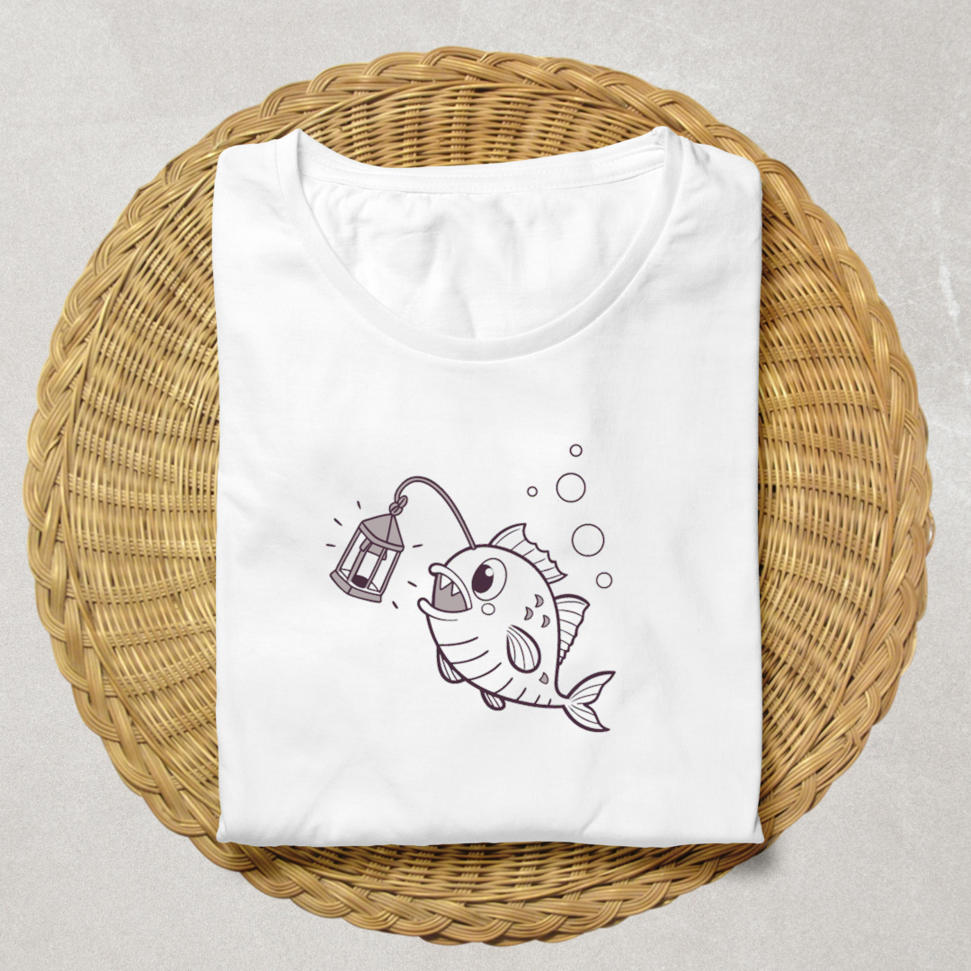 T-shirt avec poisson lanternier minimaliste pour un style marin et joyeux