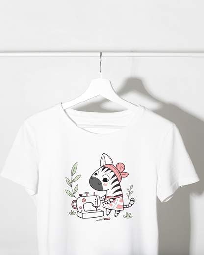 T-shirt montrant un zèbre stylisé joyeux, design épuré idéal pour ateliers créatifs