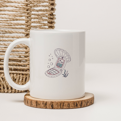 Mug avec téléphone coquillage rétro sur fond aquatique