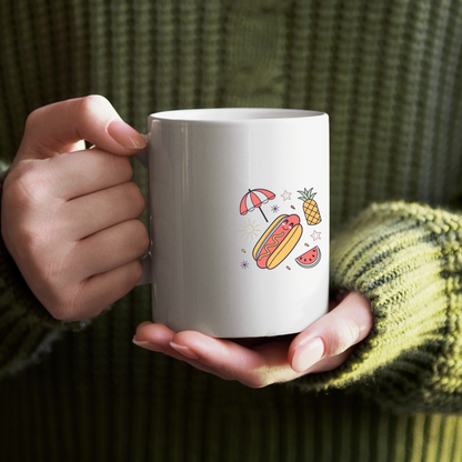 Mug estival avec hot-dog joyeux sous parasol ambiance vacances ensoleillées