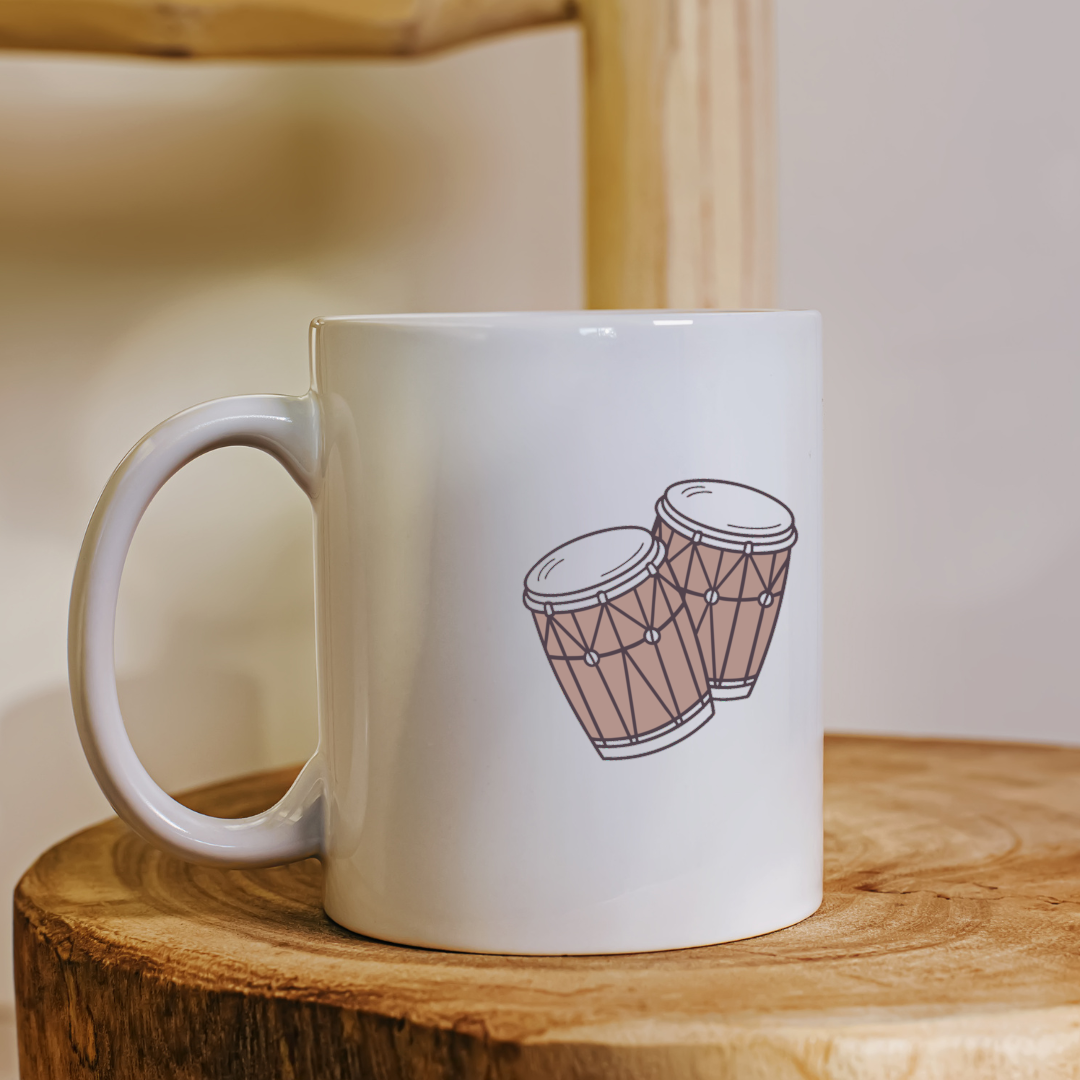 Mug avec motif doodle de tambours rythmiques en tant qu'accessoire musical coloré