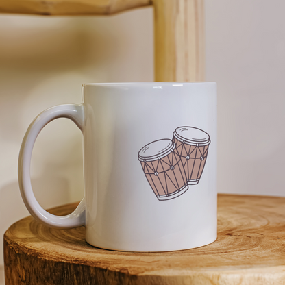 Mug avec motif doodle de tambours rythmiques en tant qu'accessoire musical coloré