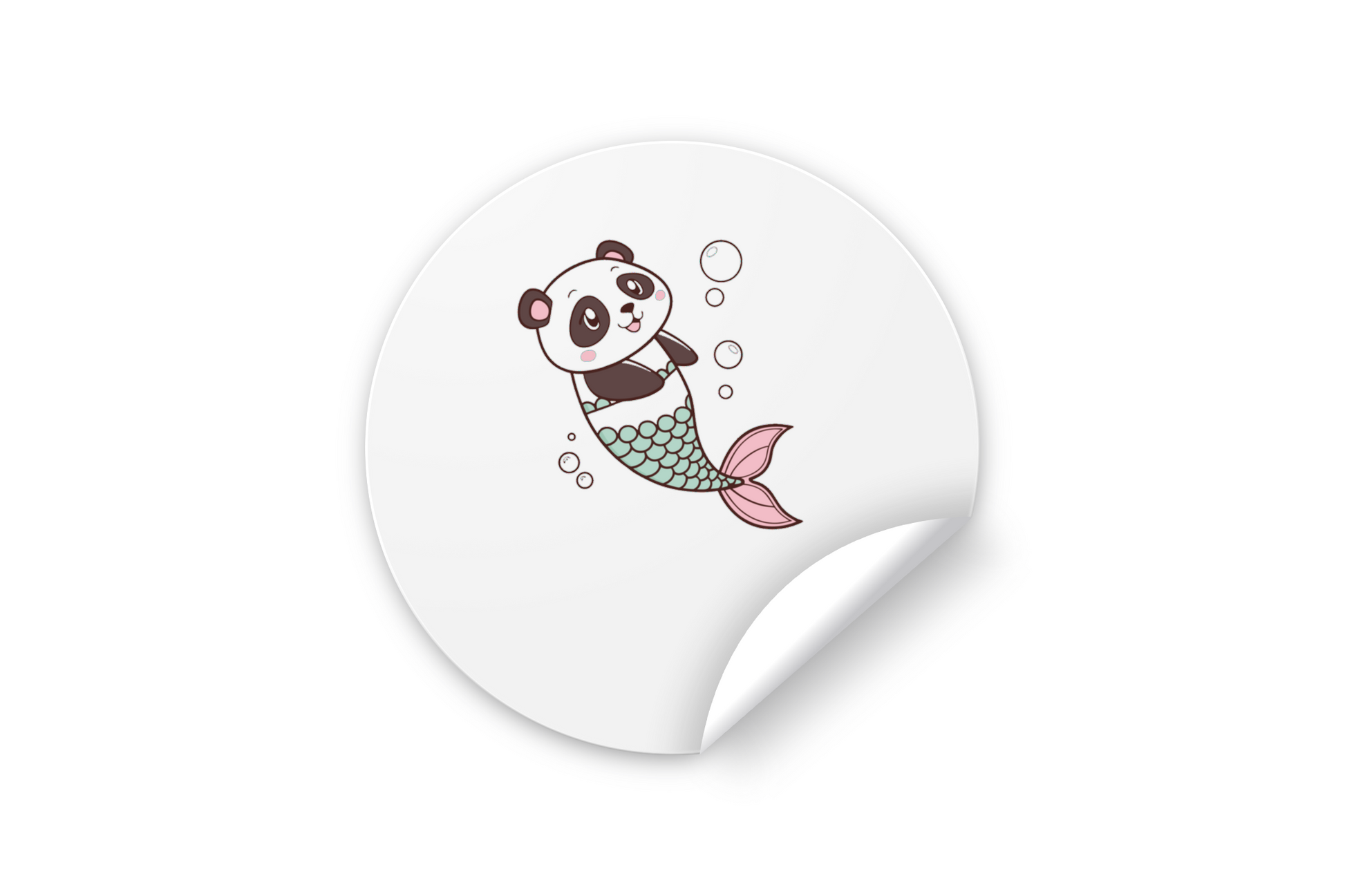Sticker représentant un panda joyeusement transformé en sirène sur fond océanique doux