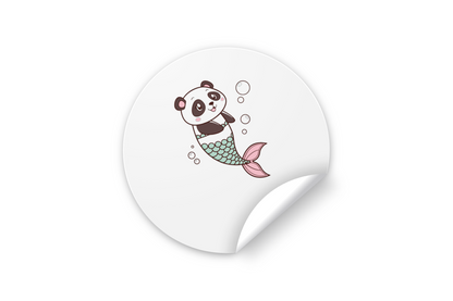 Sticker représentant un panda joyeusement transformé en sirène sur fond océanique doux