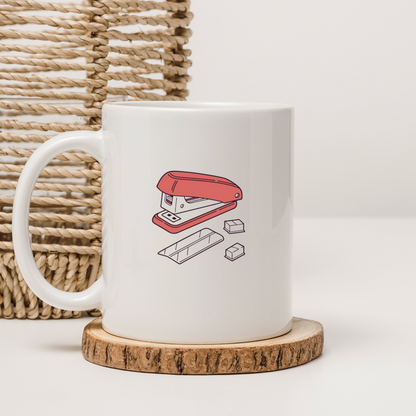 Mug de bureau élégant décoré d'une agrafeuse stylisée dessinée à la main