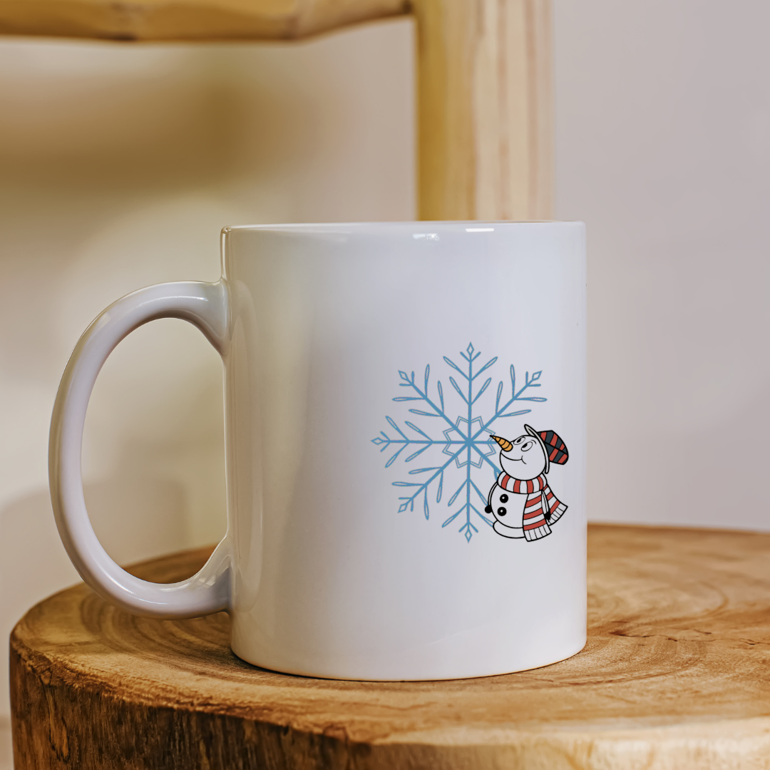 Mug avec bonhomme de neige joyeux en style hivernal coloré et festif