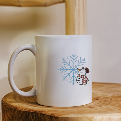 Mug avec bonhomme de neige joyeux en style hivernal coloré et festif