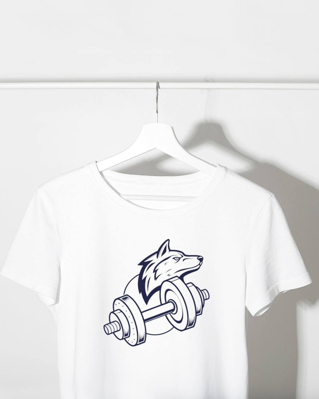 T-shirt imprimé avec loup soulevant haltères design vectoriel dynamique en noir et blanc