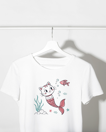 T-shirt kawaii avec chat sirène et poisson dans un océan magique