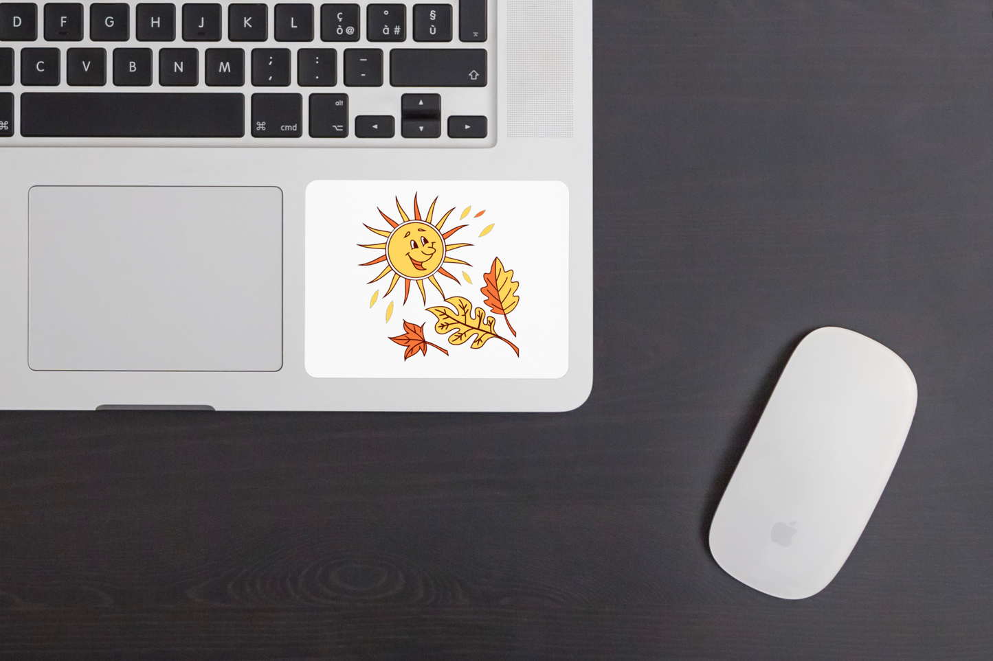 Sticker avec un soleil souriant et feuilles dorées sur fond blanc