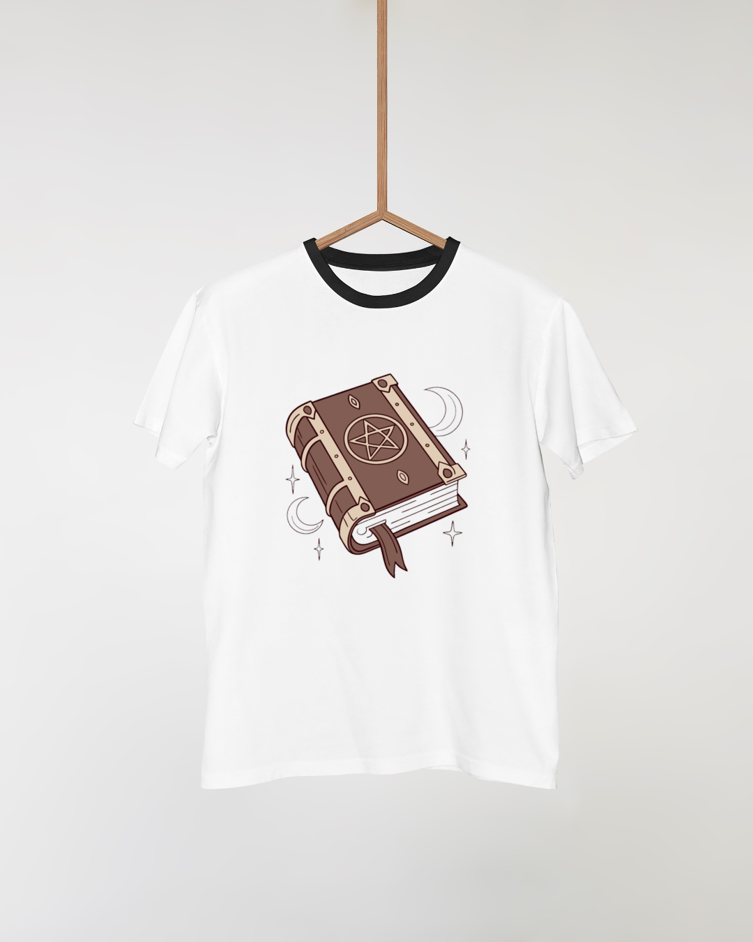 T-shirt intrigant avec sublime livre enchanté flottant étoilé