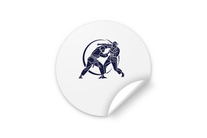 Sticker dynamique illustrant un combat de karatekas, plein d'énergie et de mouvement