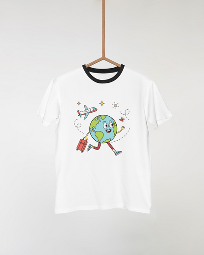 T-shirt aventure avec globe souriant dans un style moderne et épuré