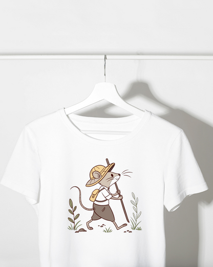 T-shirt avec motif minimaliste de souris aventureuse explorant un monde enchanté