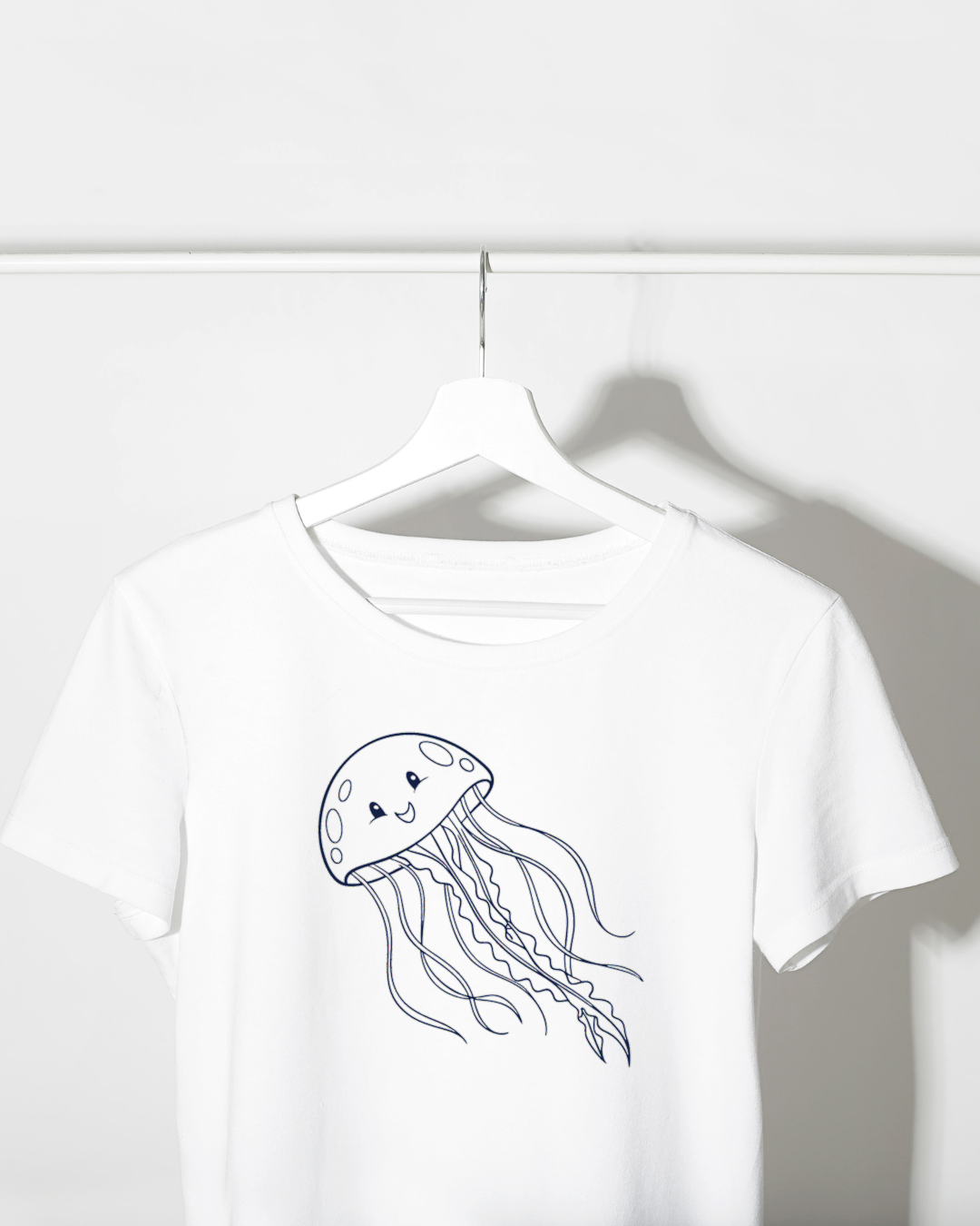 T-shirt avec Médusa souriante en motif marin doux et thème océan vibrant