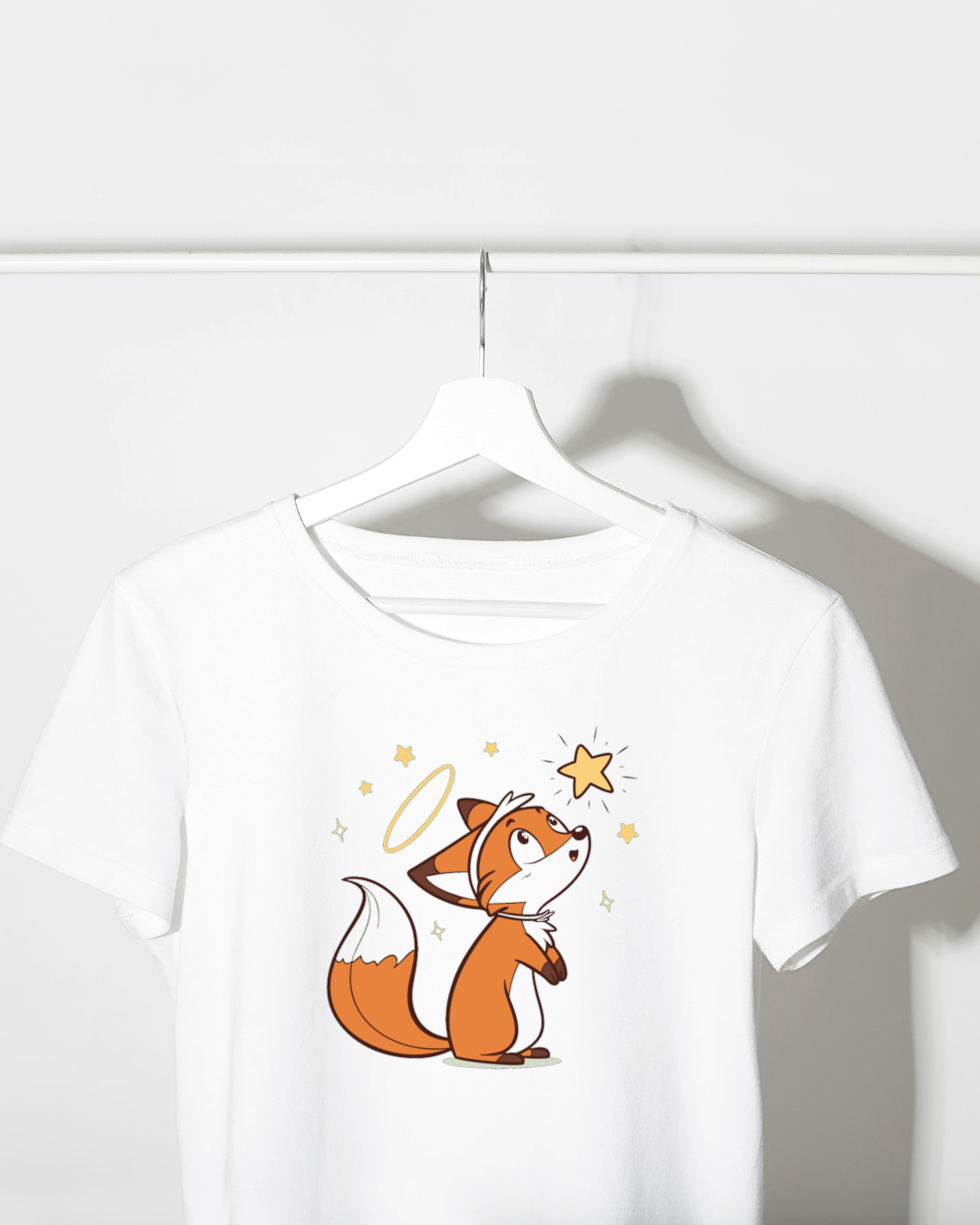 T-shirt pastel avec un renard captivé par une étoile, ambiance enchanteur