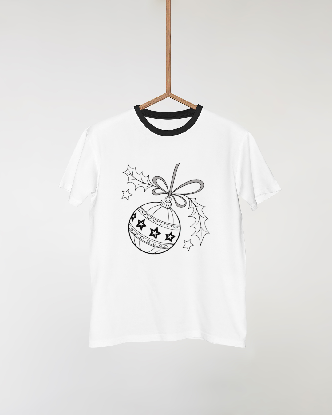 Un t-shirt avec décor de Noël élégant mettant en valeur un motif scintillant