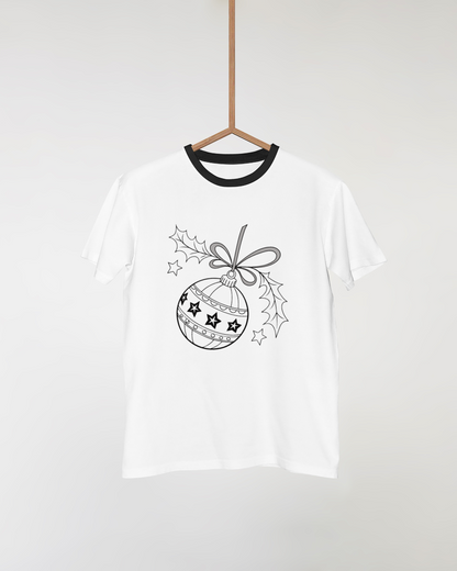 Un t-shirt avec décor de Noël élégant mettant en valeur un motif scintillant
