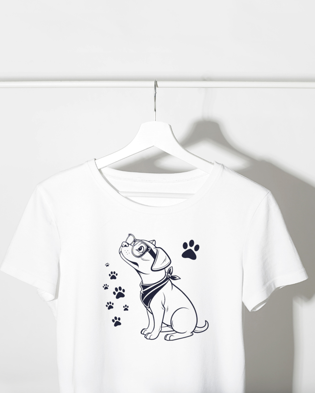 T-shirt avec chien curieux et lunettes en style minimaliste amusant et tendance