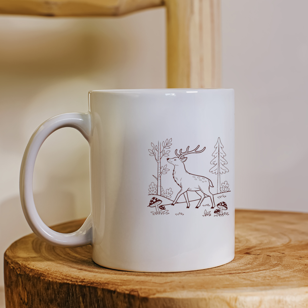 Mug moderne décoré d'un élégant cerf en balade dans une forêt enchantée