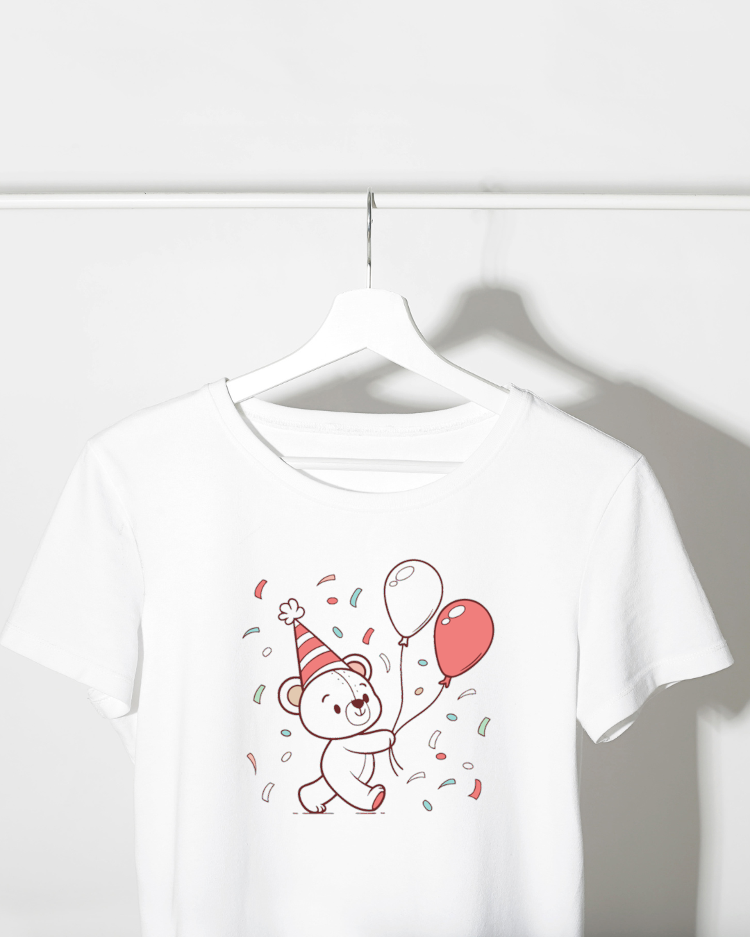 Ourson kawaii imprimé sur un t-shirt, idéal pour les anniversaires