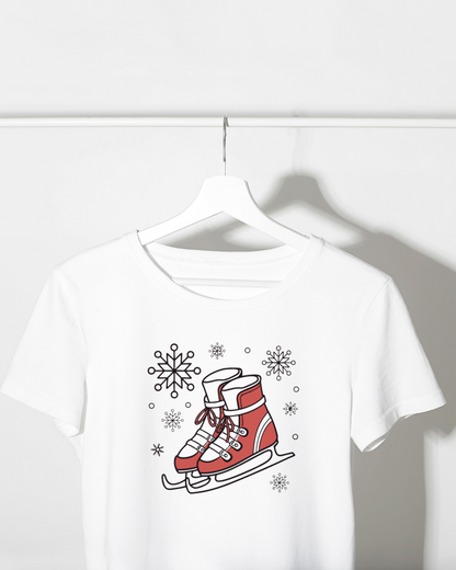 T-shirt blanc avec motif patins dansants minimaliste pour ambiance hivernale