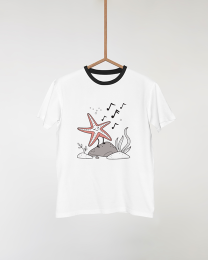 T-shirt décoré d’une étoile de mer chantante dans un thème marin enjoué