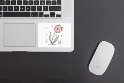 Sticker avec une tulipe souriante style doodle épanouie sur fond printanier