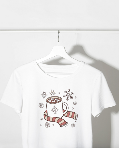 T-shirt blanc affichant un motif hivernal délicat de boisson chocolat chaud