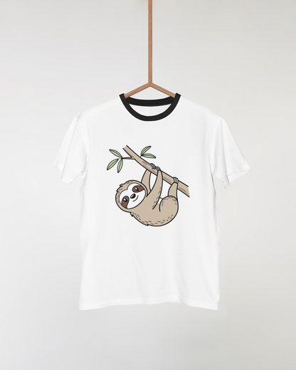 T-shirt blanc avec paresseux relaxant accroché à une branche, style doux et amusant