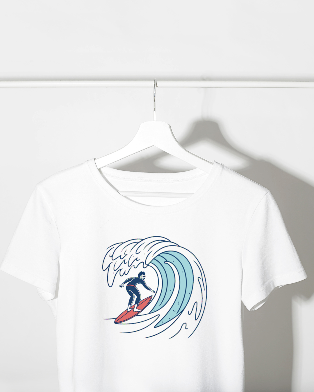 T-shirt avec motif océan minimaliste et silhouette vague, style moderne et épuré