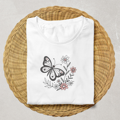 T-shirt avec papillon pastel sur fleurs printanières élégant et artistique
