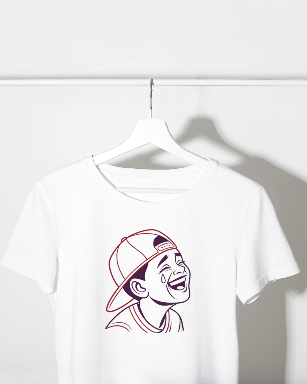 Design ludique sur t-shirt enfantin avec garçon à casquette souriante et colorée