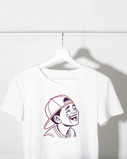 Design ludique sur t-shirt enfantin avec garçon à casquette souriante et colorée