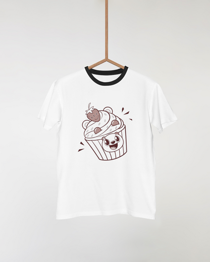 T-shirt avec panda joyeux sur cupcake dans un style doodle enfantin