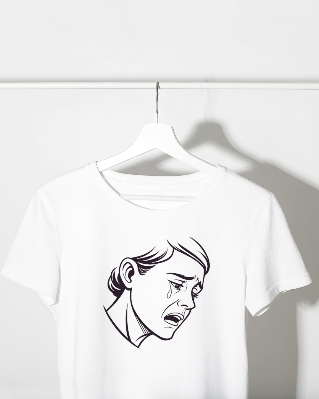 T-shirt avec une icône de visage expressif et émotive en style numérique