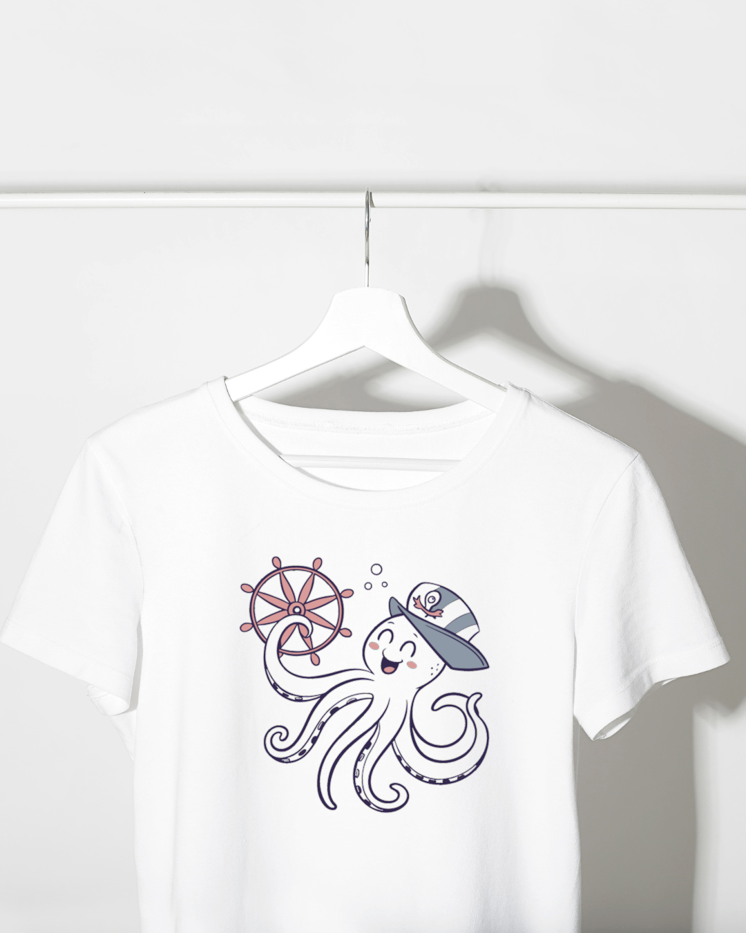 T-shirt avec pieuvre kawaii joyeuse tenant une barre dans un thème marin playful