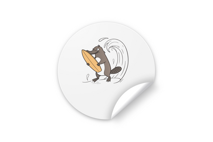 Sticker amusant représentant un ornithorynque surfeur éclaboussant dans un style plage