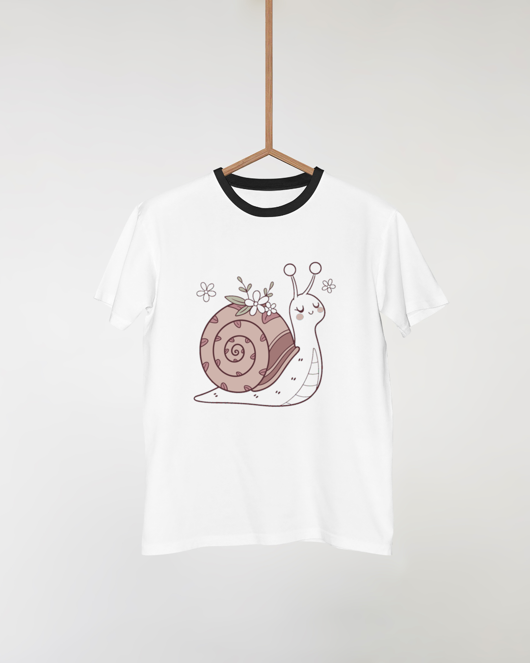 T-shirt avec escargot pastel entouré de fleurs apaisantes, style nature sereine