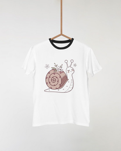 T-shirt avec escargot pastel entouré de fleurs apaisantes, style nature sereine