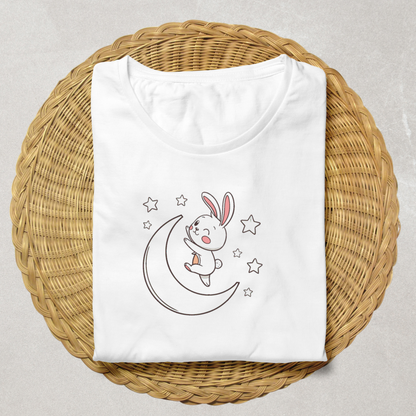 T-shirt avec lapin joyeux sur la lune dans un style rêverie étoilée